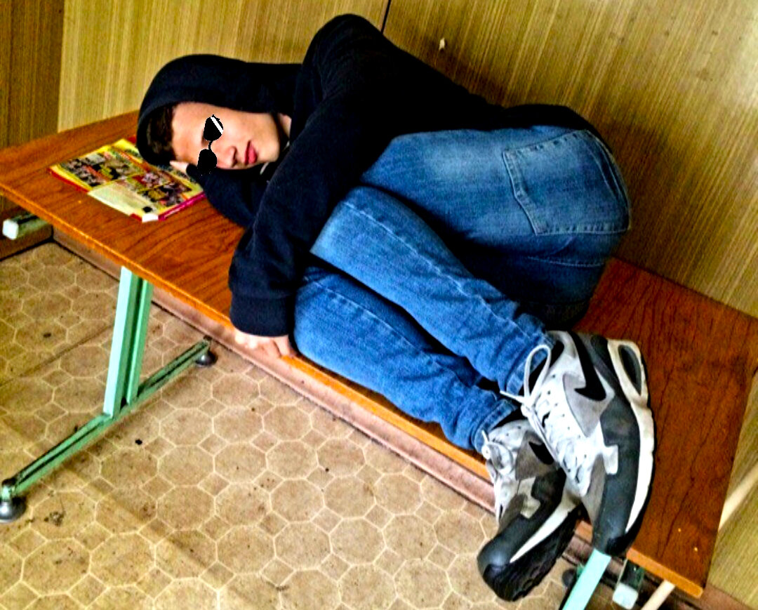 Шёл к Отряду и вдруг уснул на столе)