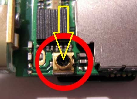 скрепка должна попасть в это отверстие