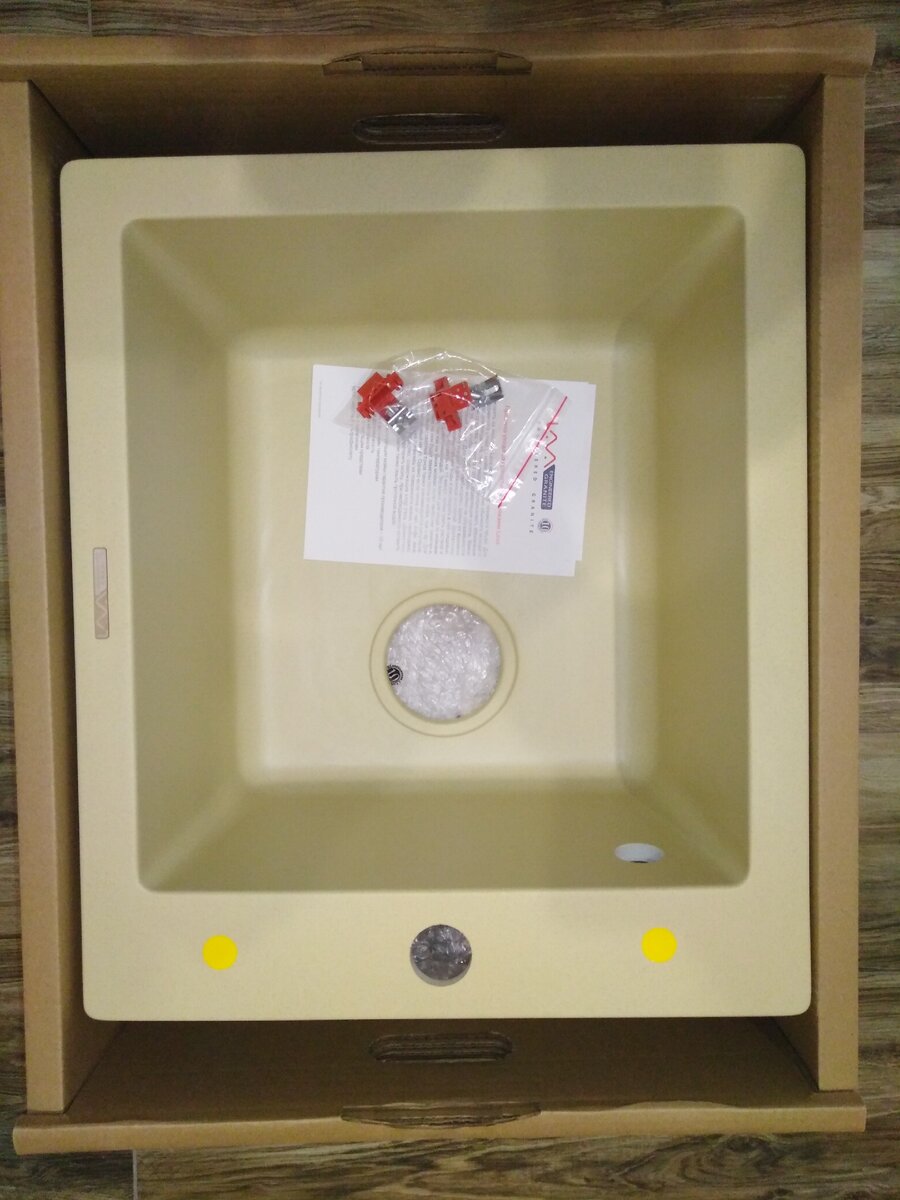 С виду не плохо,ни трещин ни царапин нет.При дальнейшем осмотре появляются сюрпризы.