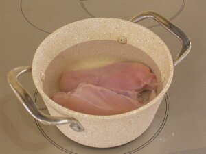 Филе отварить до готовности (варить в течение 15–20 минут).
Остудить.