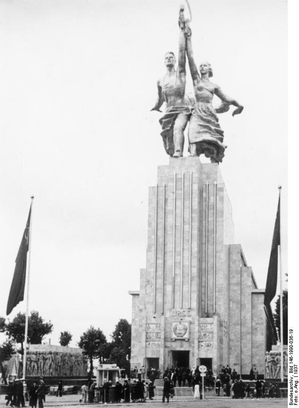 Памятник Рабочий и колхозница в советское время