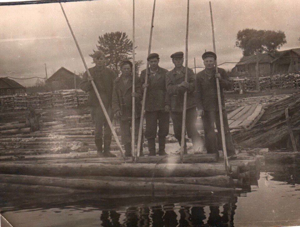 Сплавщик передвигает бревно. “Лесосплав на Иртыше” (1948). Сплав леса по реке Тулемайоки 1960 годы. Сплав леса Кокшайск 1941 1945г. Молевой сплав Карелия 1960-е.