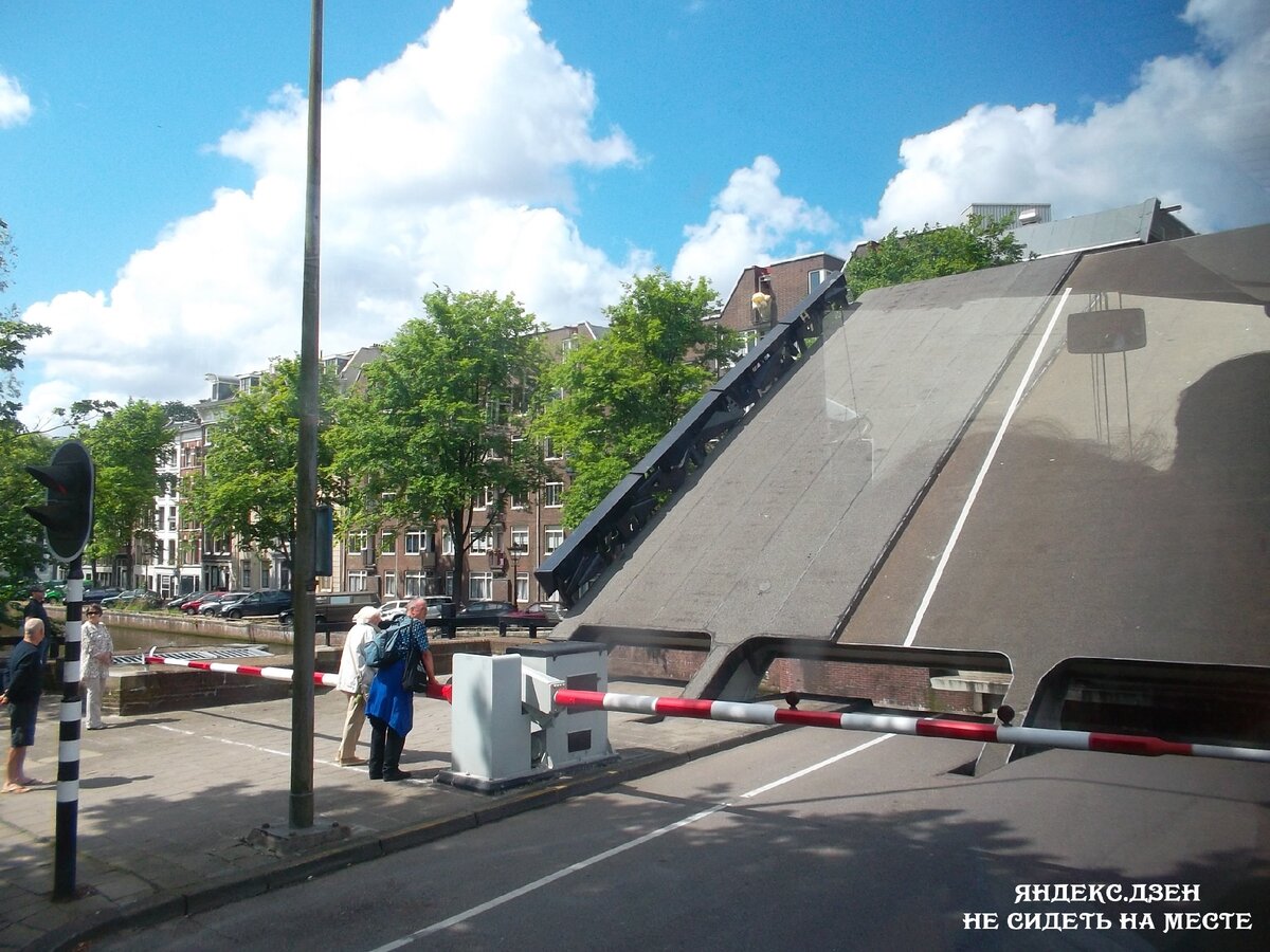 Из окна автобуса фотографирую поднимающийся мост в Амстердаме