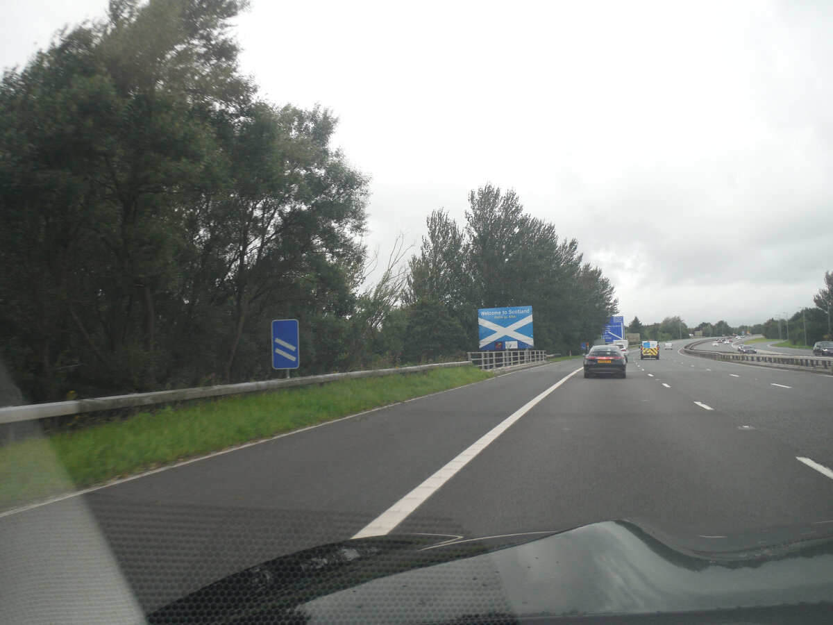 Граница со стороны Англии- виден слева флаг Шотландии