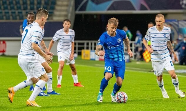 Полузащитник Никлас Дорш в окружении игроков "Динамо"