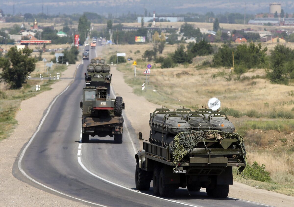 Еду на украину на машине. Военная техника. Военная колонна. Колонна боевой техники. Колонна военной техники.