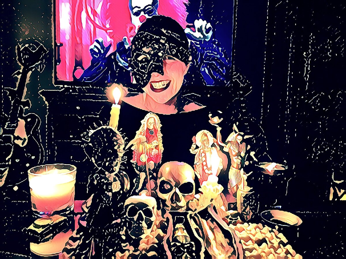 Мария Подковырова - автор статьи, режиссер и преподаватель актерского мастерства для детей и подростков, отмечает Хэллоуин. 