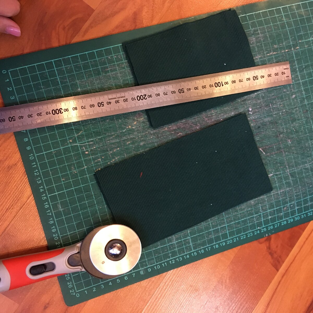 Роликовый нож, железная линейка и макетный коврик