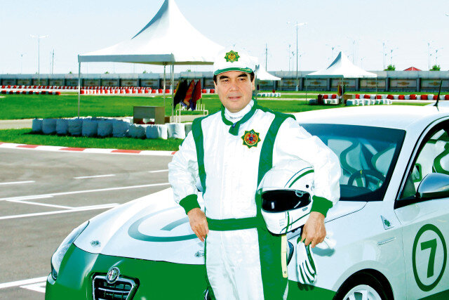 Бердымухамедов перед стартом гонок и его Alfa Romeo Giulia. успех обеспечен.