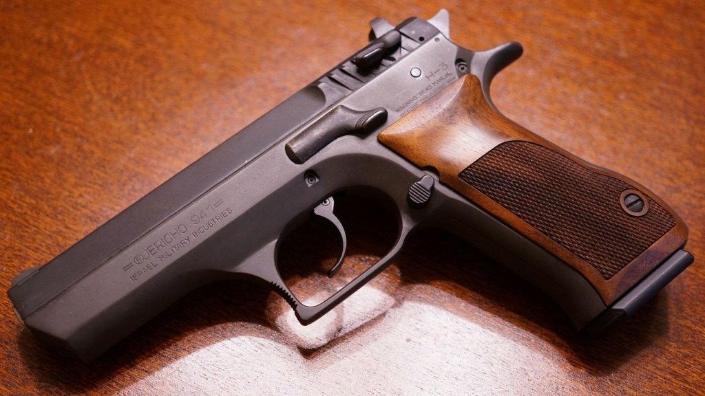 Пистолет IMI Jericho 941, традиции которого продолжает модель Baby Desert Eagle III