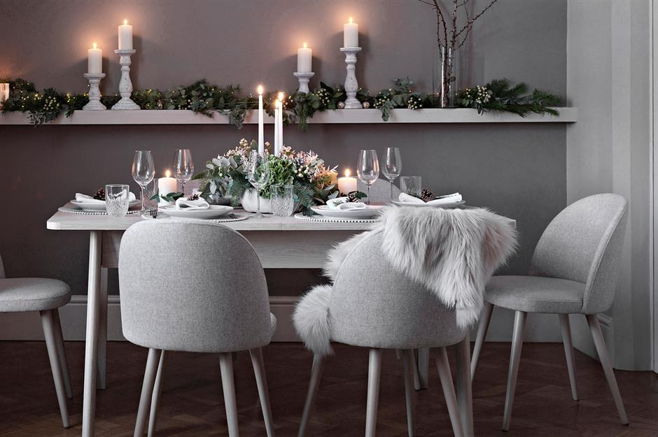 Ключ состоит в том, чтобы привнести много текстуры: от стульев из мягкой ткани до покрытий из искусственного меха и салфеток с помпонами, а также тактильной центральной части из гортензий и серебристой листвы. Завершите дружескую обстановку большим количеством свечей, чтобы наполнить комнату уютным и уютным сиянием.