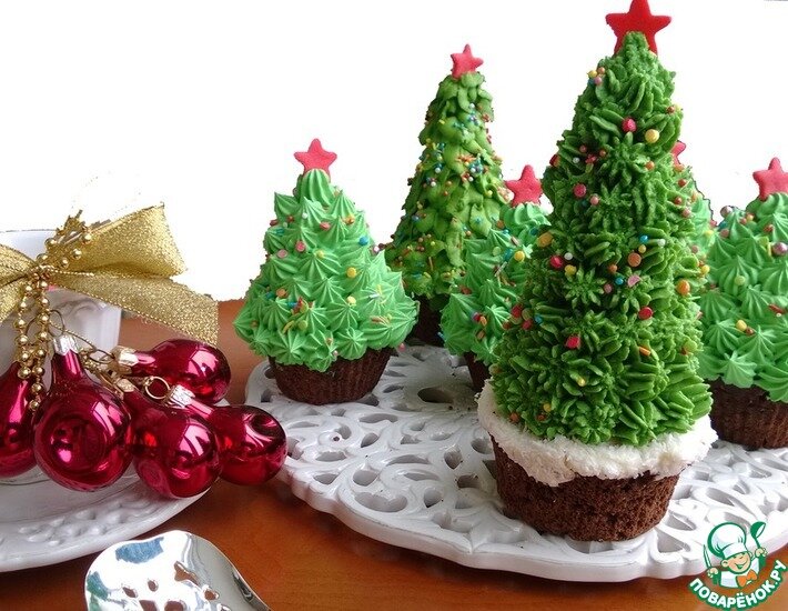 Скоро Новый год! А на Новый год всегда хочется чего-то необычного и волшебного. Предлагаю Вам два варианта украшения замечательных капкейков в виде елочки, которые порадуют Вас и Ваших близких. На новогоднем столе елочки будут смотреться великолепно! Всех с наступающим Новым годом!