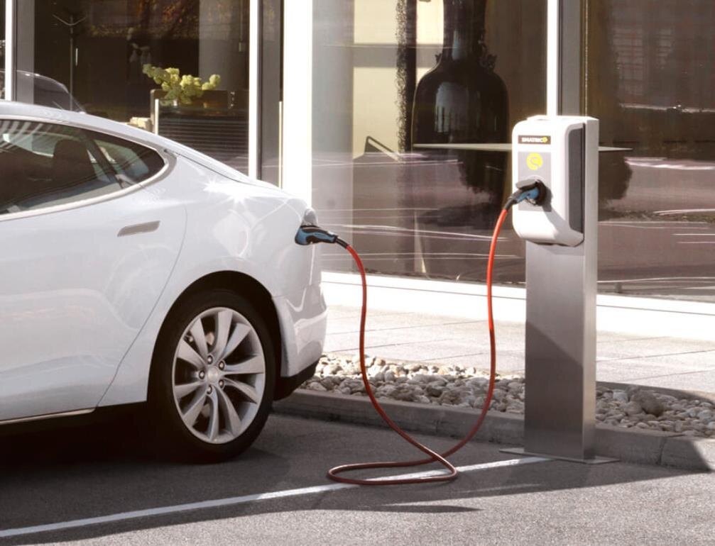 Как электромобили влияют на экологию.Считается, что вред, наносимый электромобилями окружающей среде, минимален: этот довод используют практически все производители электрокаров для увеличения привлекательности своей продукции в глазах потенциальных покупателей. Однако ученые смотрят на этот аспект не с таким оптимизмом. Более того, выяснилось, что польза от эксплуатации машины с электродвигателем и вовсе сомнительна: был проведен тщательный анализ, учитывающий ресурсы, затрачиваемые на производство электричества, затраты на изготовление батарей и их последующую утилизацию. Оказалось, что электромобиль наносит больший вред экологии, нежели транспортное средство с ДВС: если оценивать загрязнение атмосферы в денежном эквиваленте, эксплуатация машины с электромотором наносит ущерба на 1100$ больше. 