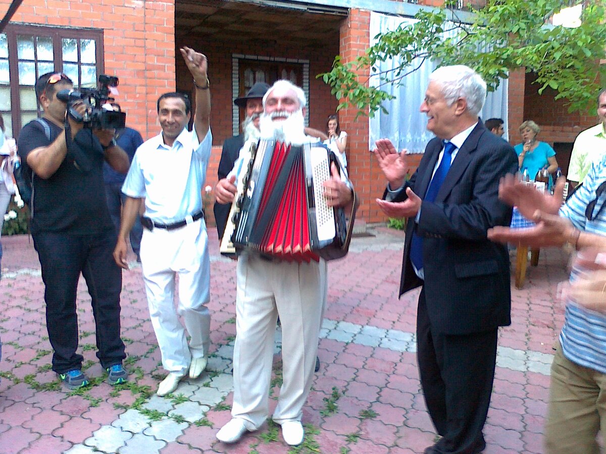 Фото из личного архива. Июль 2012 года. Барон развлекает очередную (на этот раз нашу) делегацию. Терраса перед баронским домом.