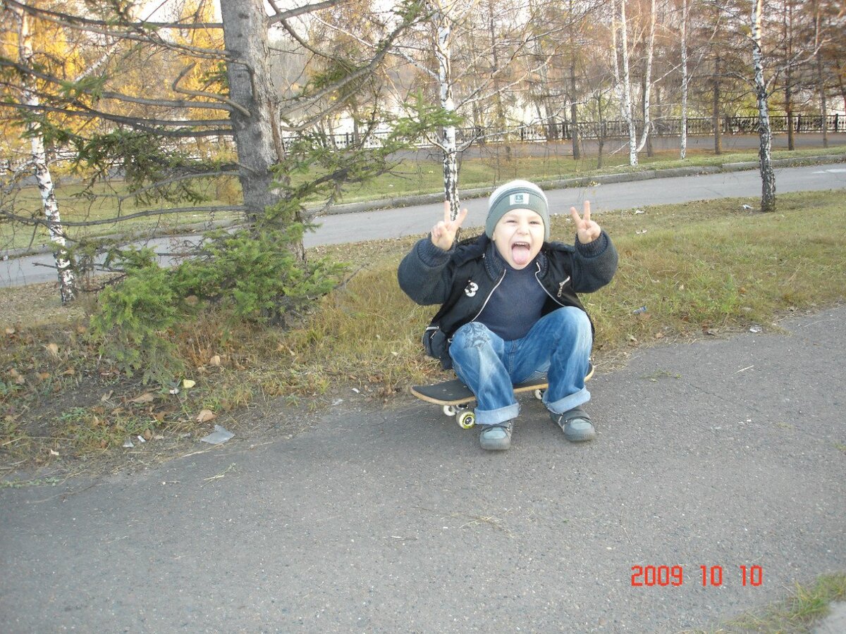 Сижу на скейте в шесть годиков