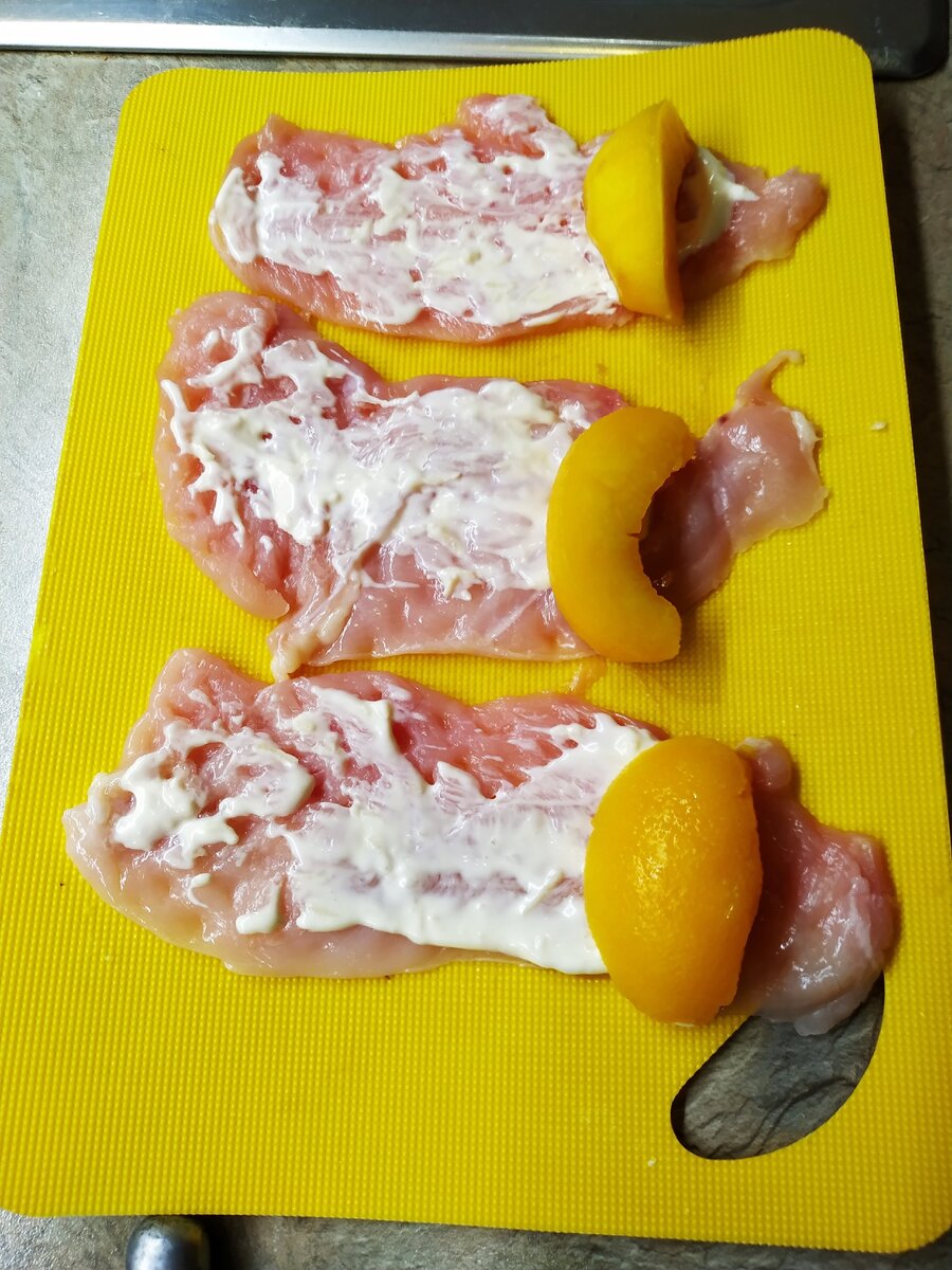 Смазываем смесью из чеснока и майонеза. Формируем рулетики