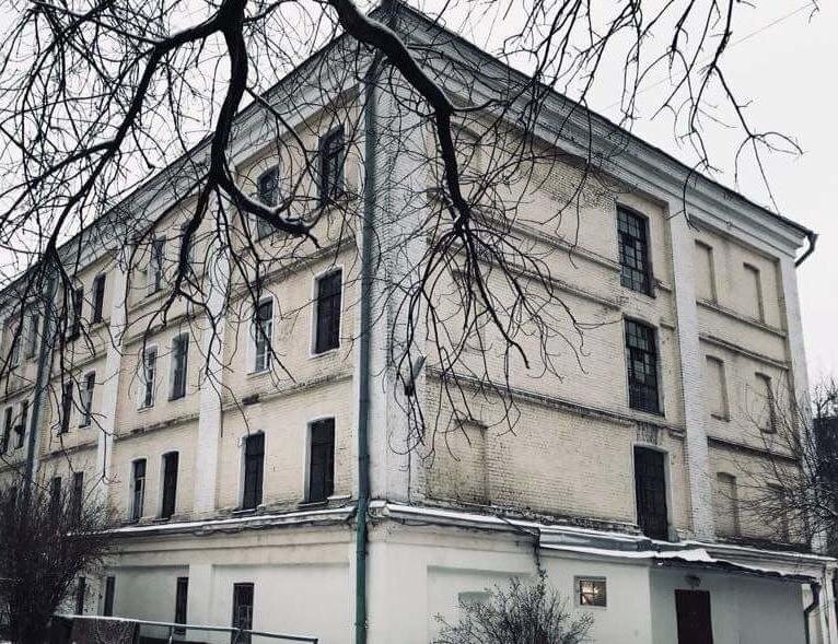 Один из бывших корпусов Измайловской мануфактуры, построенный в 1847 году,  в 20-30 годы прошлого века здание использовалось в качестве тюрьмы, а потом в нем сделали общежитие для работников ткацкой фабрики. Фото с сайта https://fr.mos.ru