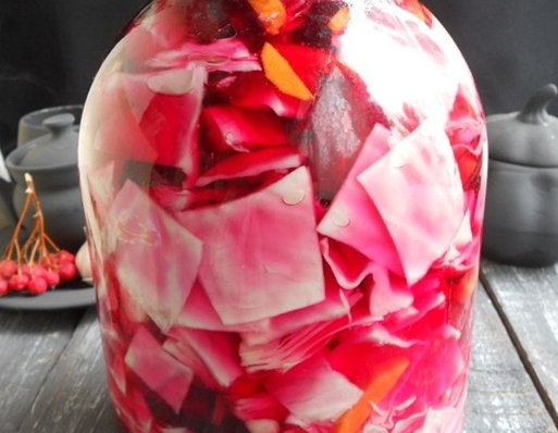 5. В заполненный бутыль вливаете подсолнечное масло.  6. Теперь очередь маринада: в воду добавляете соль и сахар, доводите до кипения на плите, вливаете уксус. Ждете, пока маринад опять закипит, и сразу убираете с огня, даете немного остыть и настояться (до 10 минут). 
