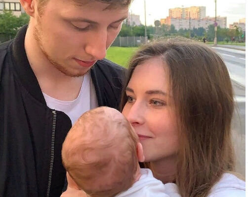 Юлия Липницкая и Владислав Тарасенко с дочкой