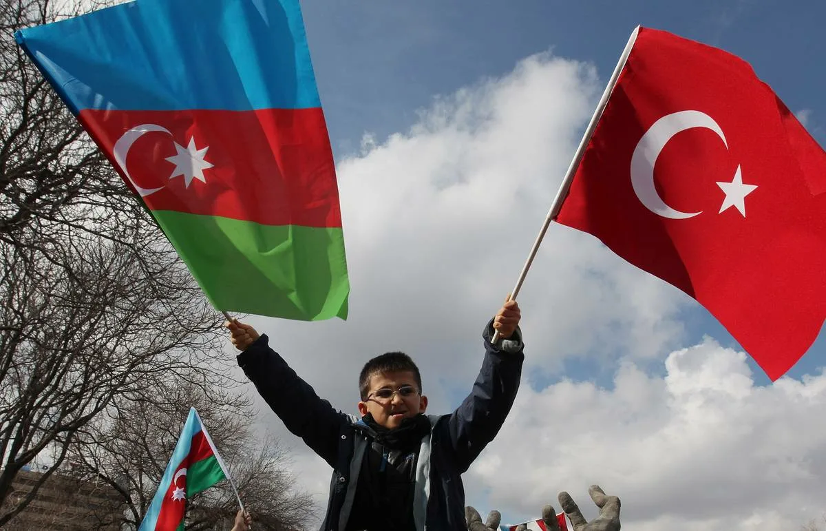 Азербайджано турецкий флаг. Турция .Азербайджан Байрак. Флаг азер и Турции. Азербайджан и азербайджанцы.