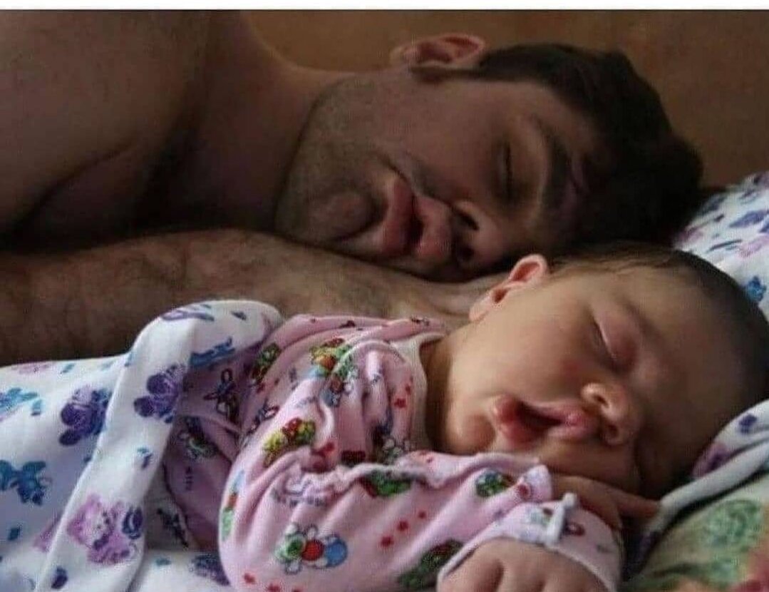 Малыши спят как кто-то из родителей 😆! Я тоже так сплю с сыном🤣🤣🤣