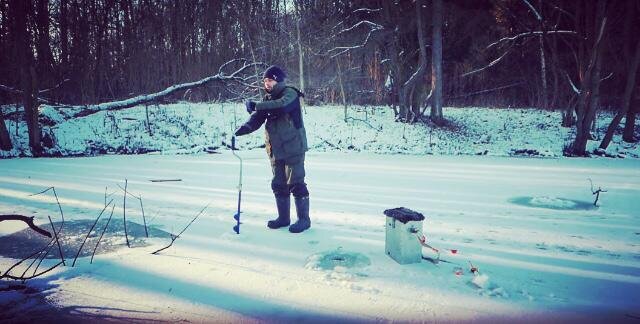 Делаю лунки. Фото автора.
