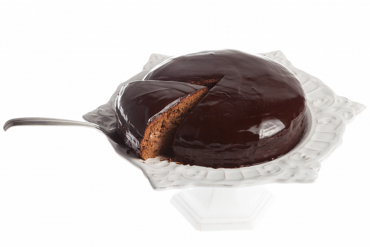 В Праге ничего не знают о торте «Прага», а все потому, что его придумали в кондитерском цеху московского ресторана Прага. Автор рецепта Владимир Гуральник (он же придумал торт «Птичье молоко») учился у кондитеров из Чехословакии, и «Прага» — вариация торта «Захер», только с кремом. В классическом варианте в «Праге» целых четыре вида крема, а в нашем - всего один, но во вкусе от этого торт не потеряет.