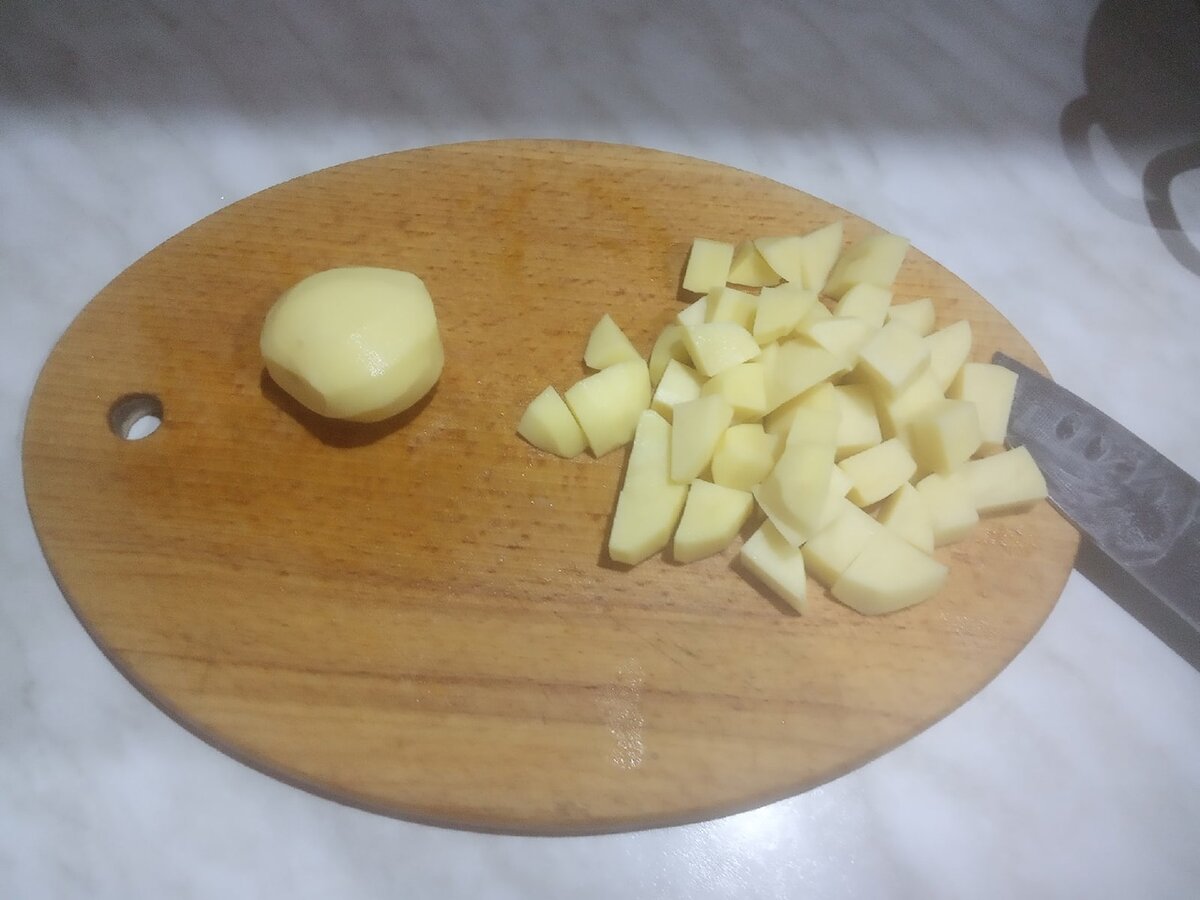 Нарезаем картофель небольшим кубиком.