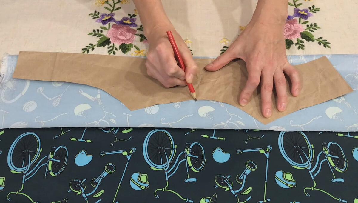 Детали спинки у две: можно сделать их цельнокроеными, но я решила вставить светоотражающий кант. Вырезаю из основной ткани все основные детали кроме воротника.