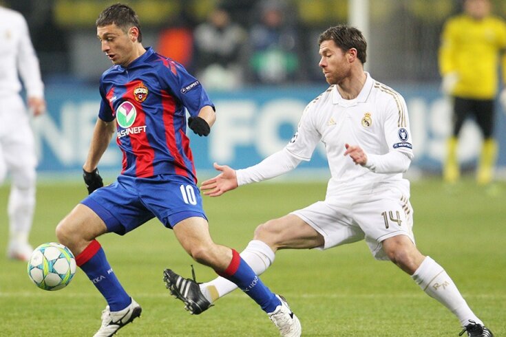 Хаби Алонсо против Алана Дзагоева в матчре ЦСКА - "Реал"