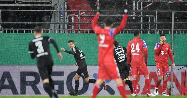 Хольштайн Киль на последних секундах матча забивает гол в ворота Баварии