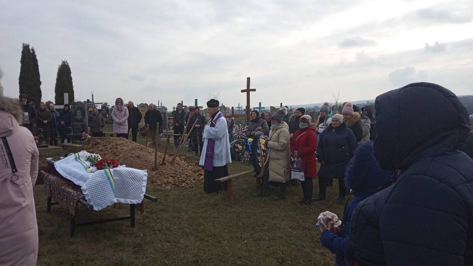 Похороны виктории. Белоснежка Донбасс. Похороны в селе плачут. Похороны викторий Добрянской.