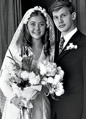 Марина и Алекс во время бракосочетания.