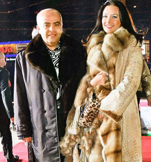 

Красавица и чудовище

Историю отношений юной модели и немолодого криминального авторитета многие называют современной версией сказки о красавице и чудовище. Начнем с того, что Оксана родом из Пскова, девочку воспитывала одна мама, потому как отец ушел из семьи вскоре после её рождения и судьбой наследницы не интересовался. Будущая модель рано осознала свою привлекательность и то, какие преимущества и недостатки ей это дает. В школе мальчишки во всю ухаживали за Оксаной, а вот девочки ей завидовали и откровенно недолюбливали. Девушка была увлечена юриспруденцией, а посему она поступила в милицейский правовой лицей, где была круглой отличницей.

Модельная карьера Оксаны стартовала еще в подростковом возрасте. Высокая привлекательная девушка начинала как подиумная модель, участвуя в различных модных показах, а ближе к концу 90-х годов она стала постоянной участницей конкурсов красоты. На одном из таких конкурсов, проходившем в Санкт-Петербурге, на юную красавицу обратил внимание совладелец крупной компании «Адамант», Владимир Голубев, известный в криминальных кругах под прозвищем Бармалей. Мужчина был трижды судим за разбои, нападения и финансовые махинации, к тому же, он был на 22 года старше Оксаны, но это его не остановило. По некоторым данным, он взял молоденькую модель на содержание, когда той не было еще и 17-ти лет.

После появления богатого и влиятельного ухажера, жизнь скромной студентки изменилась кардинальным образом. Из тесной комнаты общежития, которую она делила с несколькими соседками, девушка переехала в просторную квартиру, старенькое пальто сменила норковая шуба, а также у неё появился личный автомобиль с собственным водителем, который возил её по городу.

Кроме того, Владимир всячески оберегал свою возлюбленную от навязчивого внимания и посягательств других влиятельных мужчин. В то время Федорову неоднократно видели вместе с её возлюбленным в обществе воров в законе, о чем ныне бывший майор милиции очень не любит вспоминать.

Оксана Федорова и Владимир Голубев – история о купленном конкурсе красоты

Личность молоденькой модели и титулованной «королевы красоты» в начале 00-х годов многие воспринимали весьма неоднозначно. О том, что у девушки есть богатый и влиятельный покровитель с криминальным прошлым, знали, наверное, все, но сама Оксана свои отношения старалась никак не комментировать. На прямые вопросы журналистов модель всегда отвечала, что это её личная жизнь и просила туда не лезть.

В 2002-м году россиянка одержала победу на престижнейшем международном конкурсе красоты «Мисс Вселенная», однако, практически сразу многие поставили её красоту и профессиональные качества под сомнение, намекая на то, что громкий титул девушке подарил её любовник. Вопрос, конечно, спорный, ведь Голубев, хоть и имел обширные связи в криминальных кругах, а также немалые капиталы, но, на конкурсе такого масштаба и уровня они ему едва ли помогли бы. Тем не менее, если верить нашумевшему документальному проекту Бориса Соболева «Коронованные особы», то все, без исключения, национальные и международные конкурсы красоты продаются и покупаются, а «рулят» здесь, по мнению автора, именно криминальные авторитеты со всего мира.

Несколько месяцев спустя, как известно, Оксану лишили короны по требованию одного из главных организаторов конкурса, миллиардера Дональда Трампа. Свое решение он мотивировал тем, что модель не выполняла возложенные на победительницу обязанности по участию в благотворительных акциях и рекламных кампаниях. Девушка передала корону вице-мисс из Панамы. Примечательно, что в это же время ходили слухи о том, что Трамп, якобы, отчаянно добивался расположения Федоровой, а после её категорического отказа, лишил её короны.

Оксана Федорова и Владимир Голубев – причина расставания

Отношения Оксаны и Владимира Голубева продолжались, в общей сложности, более восьми лет. Несмотря на то, что модель не любила говорить о личном, она неоднократно отмечала, что Владимир сыграл в её жизни «важную роль» и она всегда будет к нему уважительно относиться, в благодарность за все, что он для неё сделал. Кроме того, Голубев, по её словам, был едва ли не идеальным мужчиной: надежным, заботливым, способным решить любые проблемы своей женщины. В 2004-м году Оксана получила официальное предложение от Владимира, стать его супругой, и обещала подумать над этим. Однако, менее чем через два года после этого пара рассталась, так и не узаконив свои отношения. По словам Федоровой, их взаимные чувства попросту исчерпали себя за все годы, так что расставание было неизбежно. В 2006-м году их многолетний роман окончательно завершился.

Оксана Федорова и Владимир Голубев сейчас

На момент расставания с Голубевым, Федорова была звездой мирового масштаба, она успешно строила карьеру телеведущей, а также принимала участие в различных рейтинговых проектах. На съемках шоу «Танцы со звездами» Оксана закрутила роман со своим партнером Александром Литвиненко. Но, несмотря на многообещающее начало, вскоре страсть угасла, и молодые люди расстались. Годом позже модель скоропалительно вышла замуж за немецкого бизнесмена Филиппа Тофта, но уже в 2009-м году они подали на развод, причиной тому стал языковый барьер и разница в менталитетах, а также то обстоятельство, что мама Оксаны категорически не принимала зятя и была против этого брака. Не успев официально оформить развод с Филиппом, Оксана неожиданно объявила о своей помолвке с исполнителем Николаем Басковым, с которым они также некоторое время успешно выступали дуэтом. Менее чем через год они расстались, а всего через пару месяцев Фёдорова сочеталась браком с офицером ФСБ Андреем Бородиным. Свадьба была непубличной, а посему поклонники узнали об этом лишь через полгода. В браке с Андреем модель родила двоих наследников, и обрела наконец-то свое счастье.

Что касается Владимира Голубева, то информации о нем не так уж много. Мужчина перебрался из Санкт-Петербурга в Москву, где он ныне ведет свой бизнес. Он является одним из совладельцев «Росавтодора», а также учредил несколько собственных строительных компаний. В его адрес регулярно звучат обвинения в хищении средств и «отмывании денег», но сам Голубев настаивает на том, что ведет бизнес «прозрачно». О личной жизни мужчины практически нет никакой информации, известно, что у него есть взрослый сын по имени Максим, который в прессе упоминается гораздо реже своего отца, но имеет непосредственное отношение к его бизнесу, а также занимается бизнес-консультированием и управлением коммерческой недвижимостью.