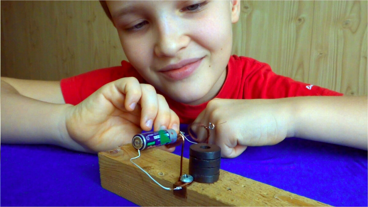 Данила собирает электромотор