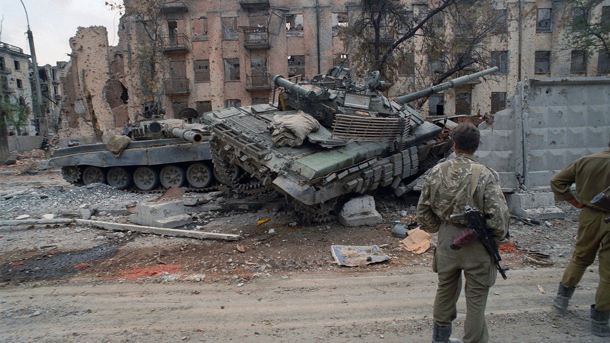Два танка Т-72 в городе Грозном