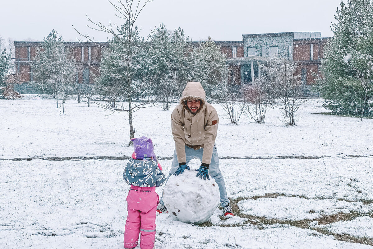 Лепить снеговиков.. (листайте фото вправо)