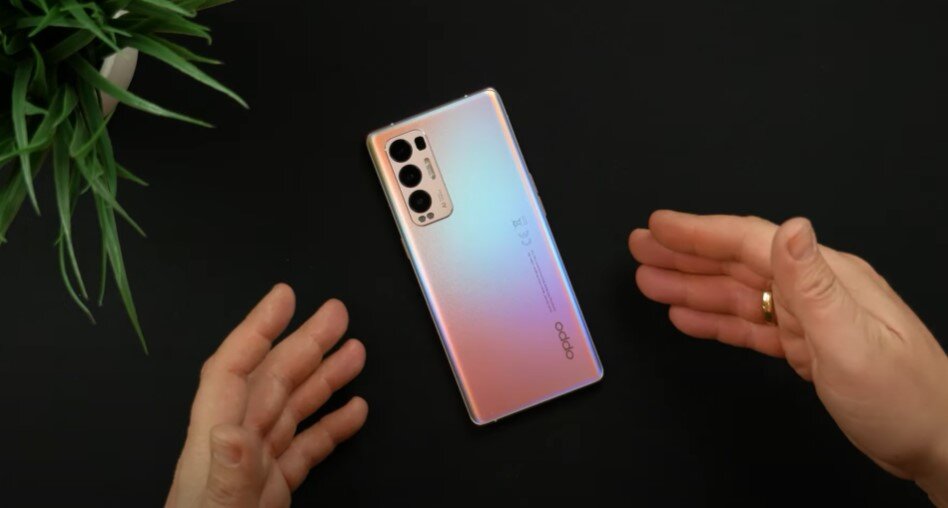 Прилагаемая прозрачная защитная крышка компенсирует выступ камеры.