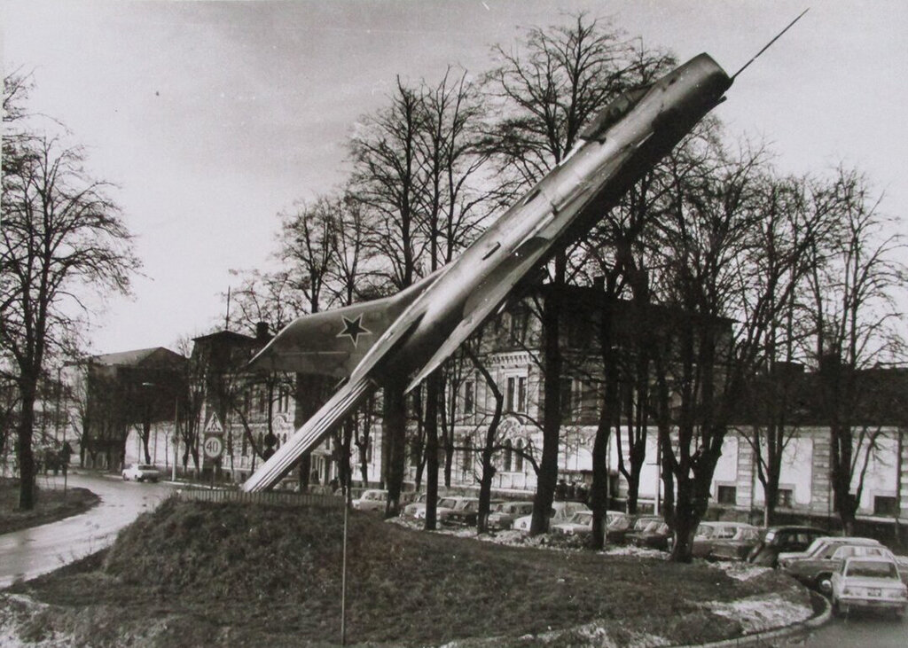 рижское военное авиационное инженерное училище. рижские училища. рижское военное авиационное инженерное училище. рига эзермалас училище алксниса. рижское летное училище.