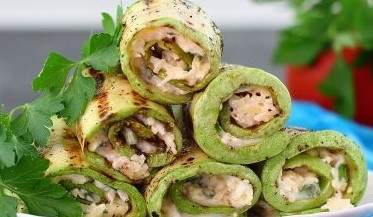 Тонко нарезаем кабачок. 

Сковороду разогреваем, наливаем немного растительного масла и обжариваем кабачки с двух сторон до мягкости.


Выкладываем горячие кабачки на бумажное полотенце, чтобы убрать лишнее масло.


Сливочный сыр, мелко порезанный укроп, немного чеснока (чеснок выдавить через пресс) и соли хорошо перемешиваем.


На кабачок выкладываем начинку и сворачиваем в рулет.
Из указанного количества ингредиентов получается 12 рулетиков.


Вкусные и сочные рулетики из кабачков готовы. Приятного Вам аппетита!