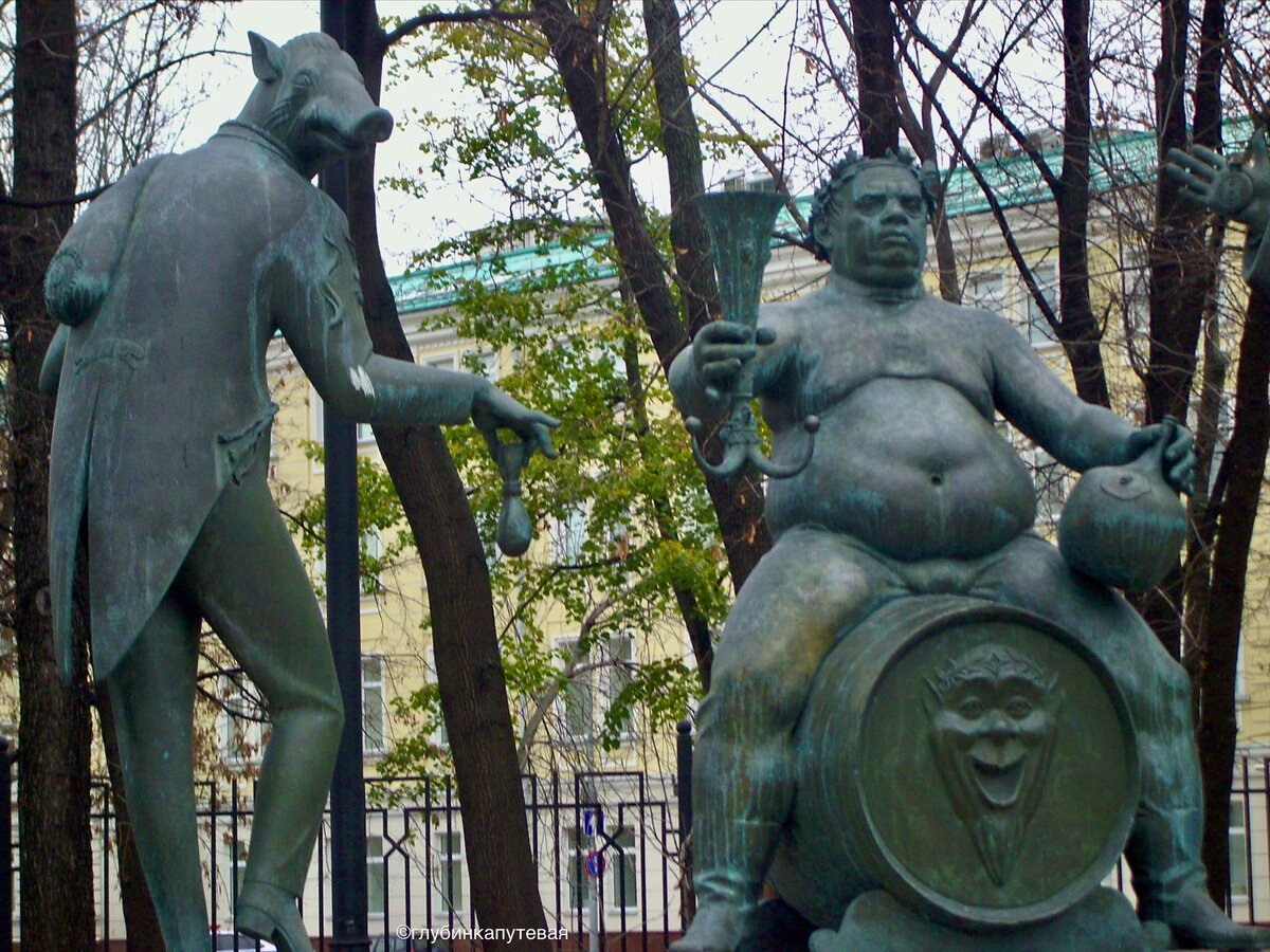 Кабан с мешком денег олицетворяет воровство, а пузатый мужчина с кубком - алкоголизм  