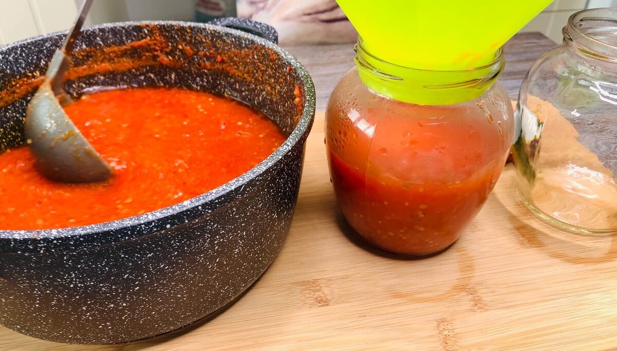 Соус с фаршем на зиму. Соус кетчуп. Томатный соус на зиму из помидор. Заготовки из помидор. Томатная паста.