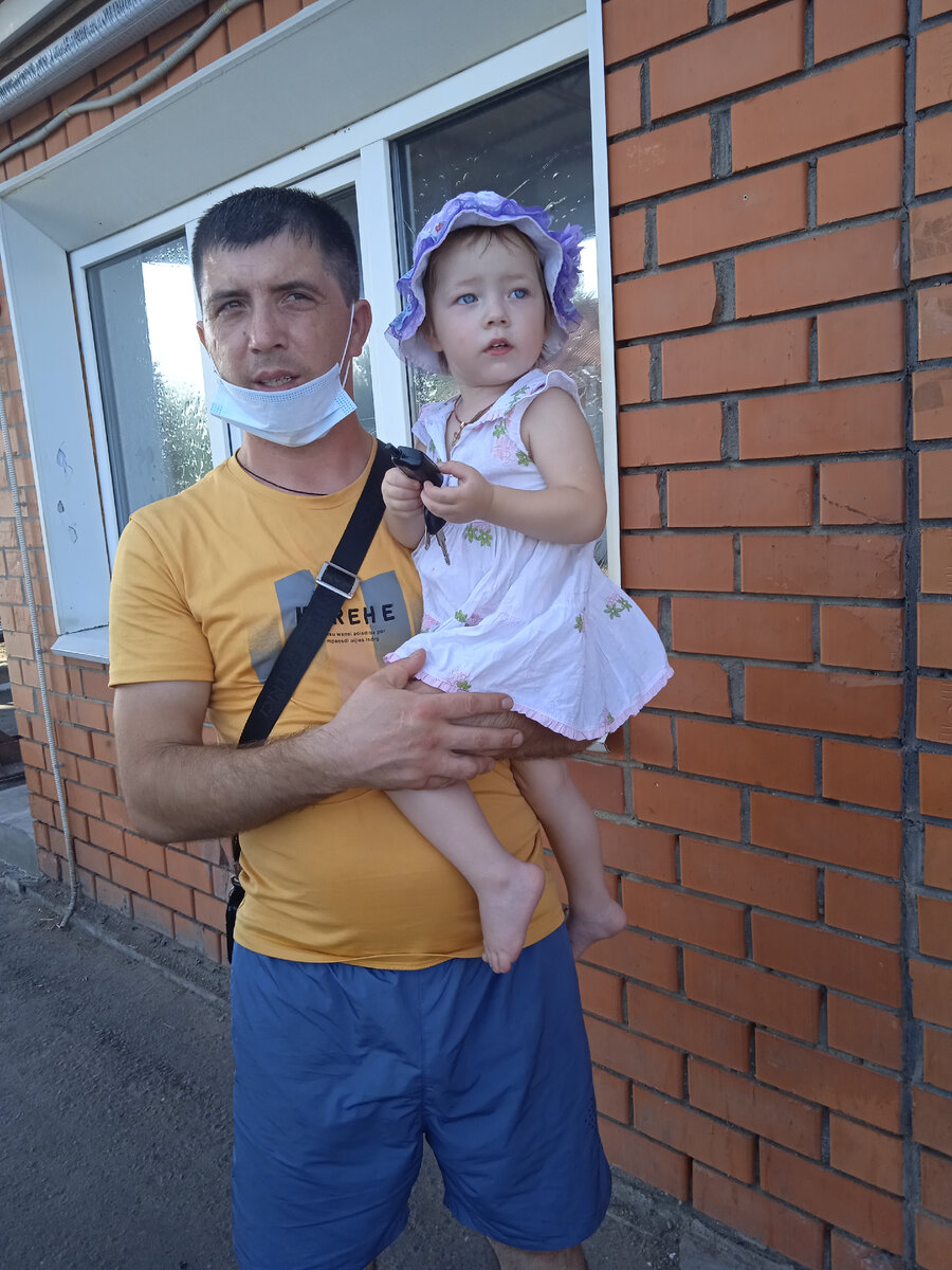 Папа с дочкой. На границе, в очереди на проверку документов. 