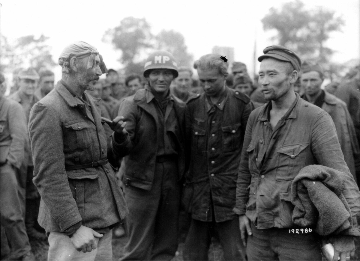  Нонан-ле-Пен Франция. Представитель военной полиции союзников показывает на явно неарийского вида легионера. 