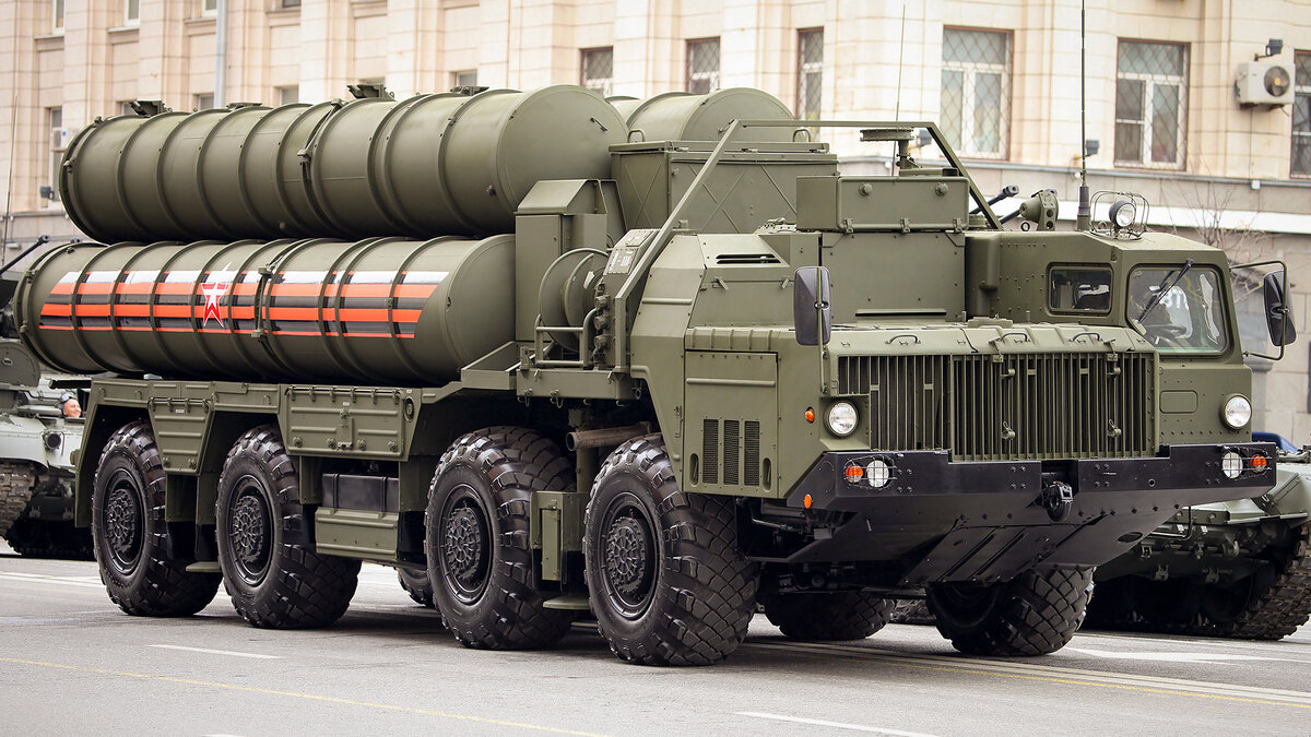 Зенитно-ракетный комплекс С-400 "Искандер" во время репетиции парада в Москве