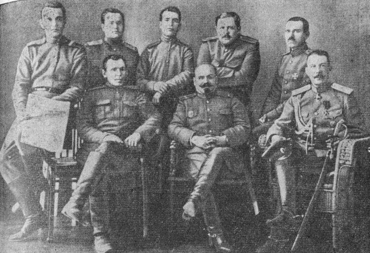 мский военно-окружной комитет и командование военного округа. Сидит крайний справа А. А. Таубе. 1917 год