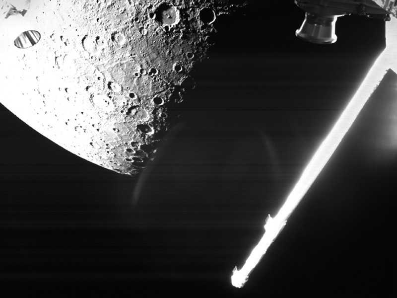 BepiColombo запечатлела этот вид Меркурия с расстояния примерно 1400 км. Справа можно увидеть штангу магнитометра планетарного орбитального аппарата Меркурия и часть космического корабля. Предоставлено: ESA / BepiColombo / MTM, ( CC BY-SA 3.0 IGO ).