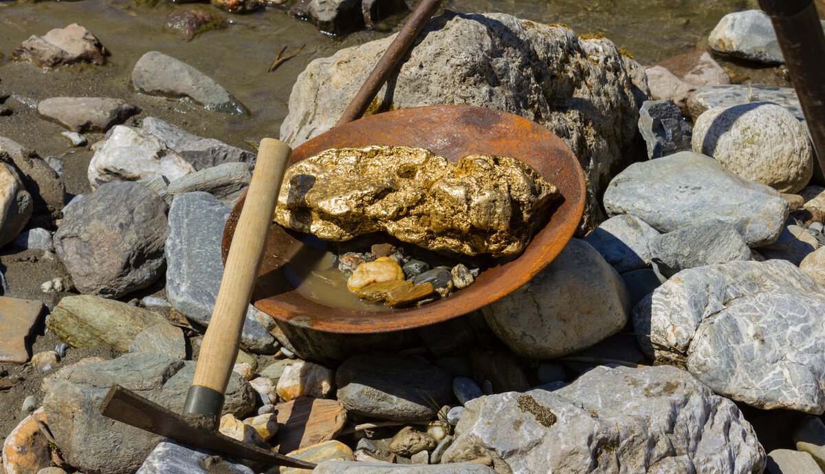 Стихийная добыча золота на Аляске, развернувшаяся в 1896 году – самая известная золотая лихорадка, воспетая во множестве художественных произведений.