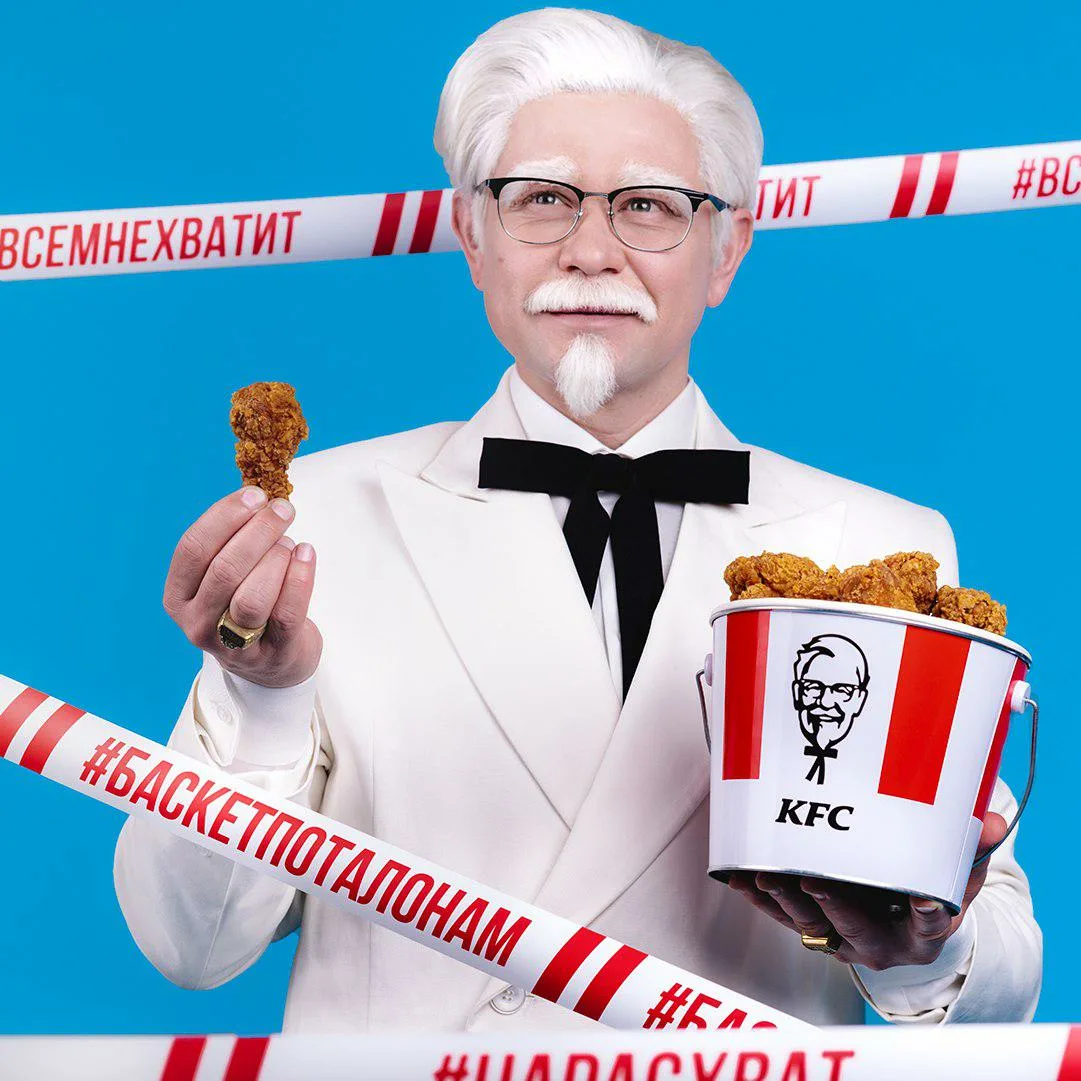 Kfc человек. Полковник Сандерс Павел Деревянко. Актер КФС Сандерс. Реклама КФС полковник Сандерс. Анатолий Гущин КФС.