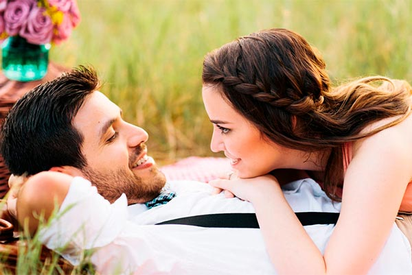 Если рядом с девушкой тебе приходится притворяться - значит ваши отношения не настоящие. Будьте самими собой, не стесняйтесь своих слабых сторон и будьте открытыми друг для друга.